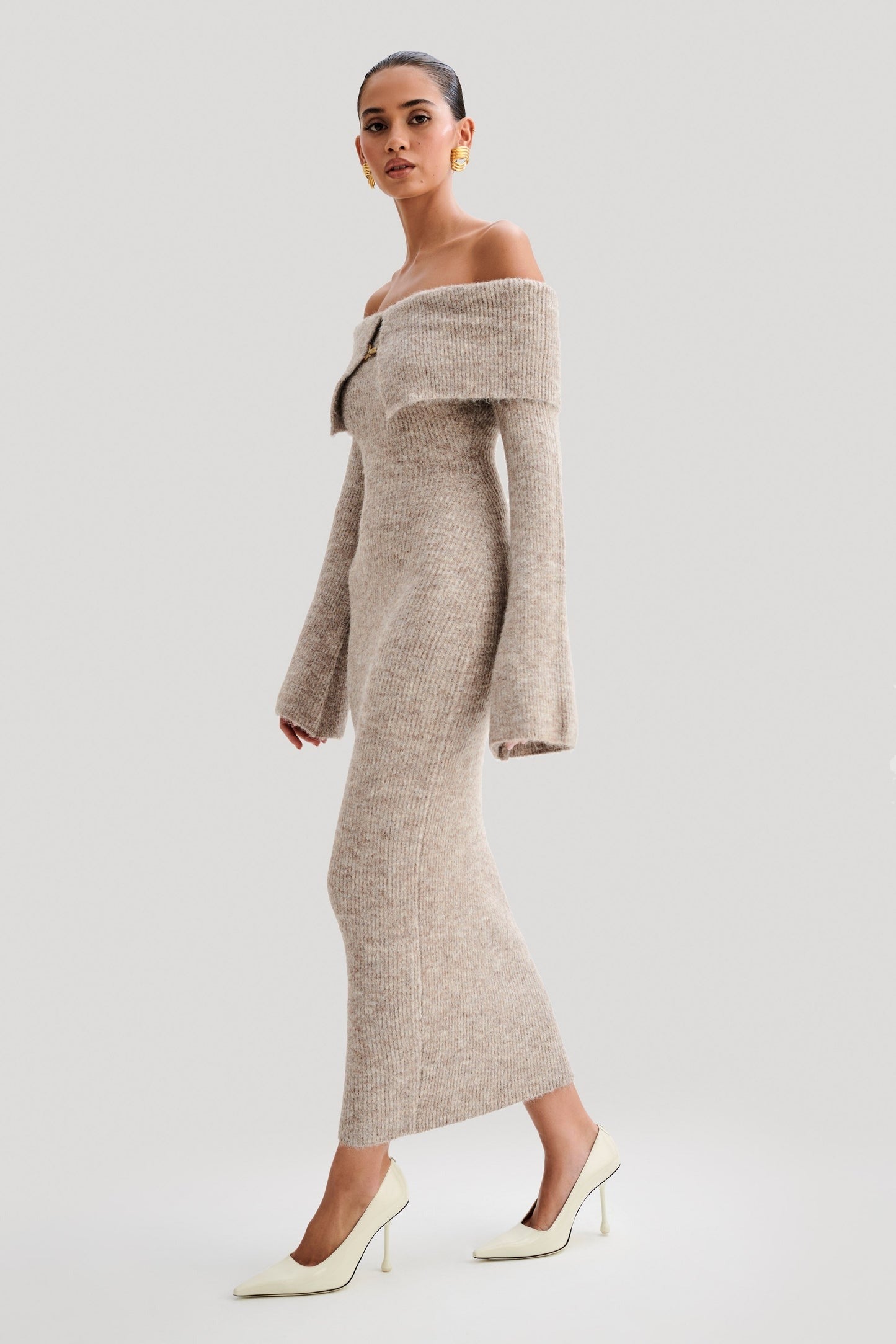 BEIGE OFF-SHOULDER BUCKLE FLUFFY KNITTED MIDI DRESS