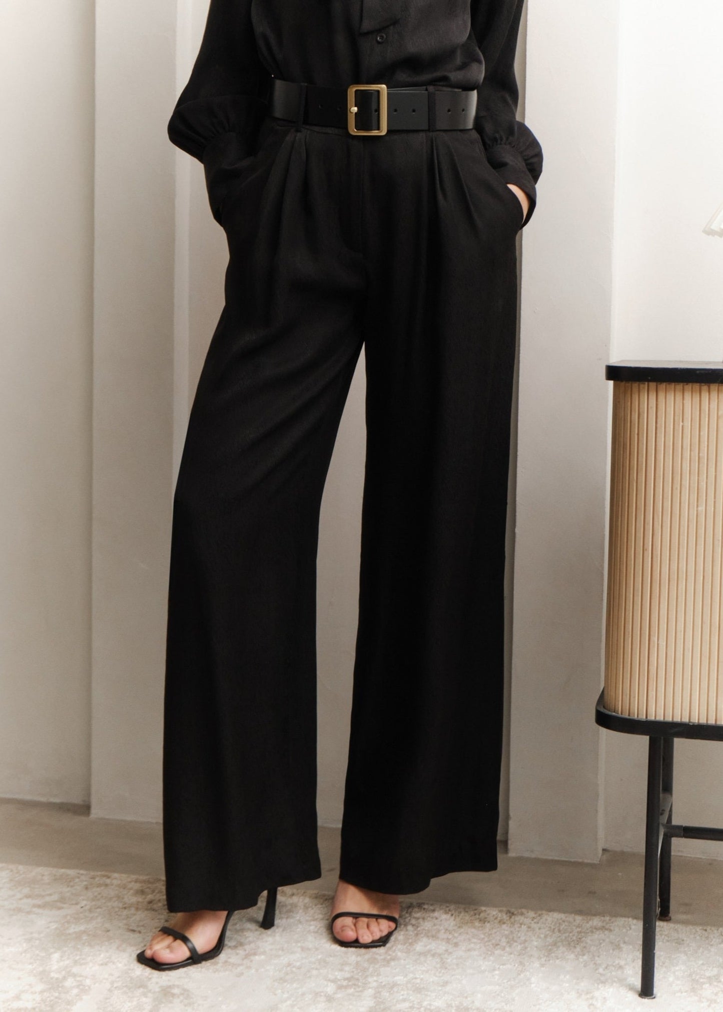 BLACK LOOSE FITTED PLEATED TROUSERS